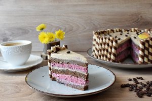 Reteta de tort cu crema de cafea si crema de fructe de padure