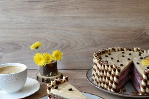 Reteta de tort cu crema de cafea si crema de fructe de padure