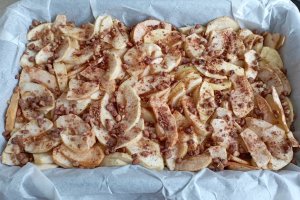 Reteta de prajitura cu mere, nuci caramelizate si mascarpone