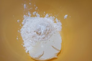 Reteta de prajitura cu mere, nuci caramelizate si mascarpone
