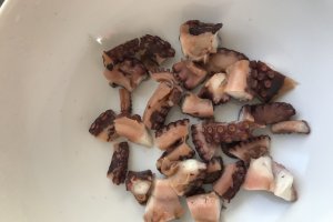 Reteta de salata mediteraneana de caracatita cu fasole ochi negri
