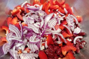 Reteta de salata de fasole rosie cu porumb si ardei gras