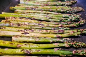 Reteta de sparanghel la gratar cu lamaie si parmezan