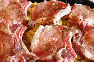 Cotlete de porc cu cartofi glazurati in sos de mustar