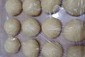 Branzoaice calde si pufoase, o reteta pe gustul pofticiosilor