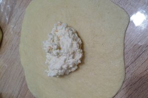 Branzoaice calde si pufoase, o reteta pe gustul pofticiosilor