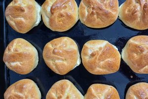 Branzoaice calde si pufoase, o reteta pe gustul pofticiosilor