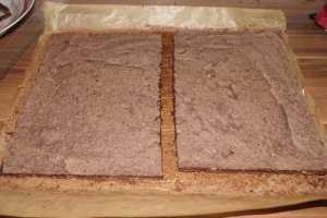 Prajitura cu foi de bezea, nuca si cacao - reteta unei prajituri delicioase de casa