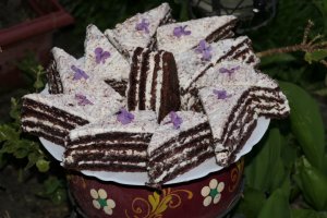 Prajitura cu foi de bezea, nuca si cacao - reteta unei prajituri delicioase de casa