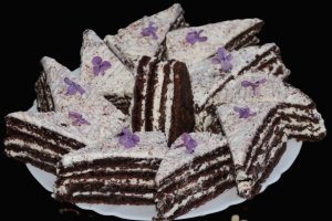 Prajitura cu foi de bezea, nuca si cacao - reteta unei prajituri delicioase de casa