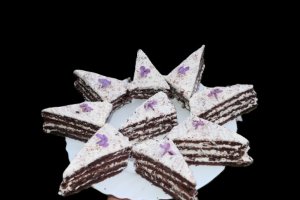 Prajitura cu foi de bezea, nuca si cacao - reteta unei prajituri delicioase de casa