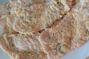 Snitel pane din piept de pui cu parmezan, reteta usoara si gustoasa
