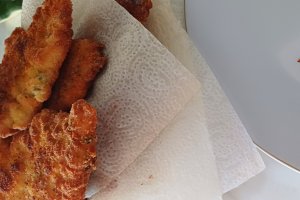 Snitel pane din piept de pui cu parmezan, reteta usoara si gustoasa