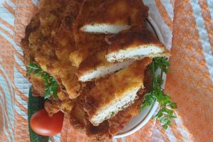 Snitel pane din piept de pui cu parmezan, reteta usoara si gustoasa