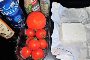 Feta la cuptor cu rosii confiate si cu paste, o reteta gustoasa si sanatoasa
