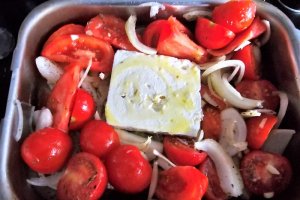 Feta la cuptor cu rosii confiate si cu paste, o reteta gustoasa si sanatoasa