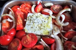 Feta la cuptor cu rosii confiate si cu paste, o reteta gustoasa si sanatoasa