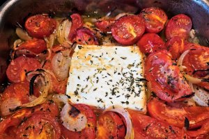 Feta la cuptor cu rosii confiate si cu paste, o reteta gustoasa si sanatoasa