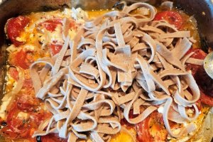 Feta la cuptor cu rosii confiate si cu paste, o reteta gustoasa si sanatoasa