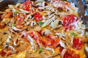 Feta la cuptor cu rosii confiate si cu paste, o reteta gustoasa si sanatoasa