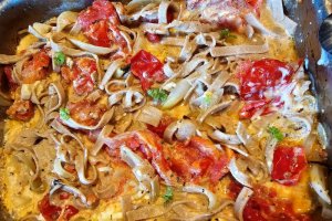 Feta la cuptor cu rosii confiate si cu paste, o reteta gustoasa si sanatoasa