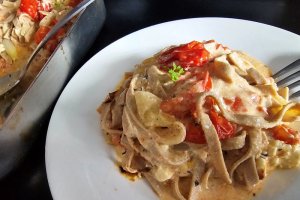 Feta la cuptor cu rosii confiate si cu paste, o reteta gustoasa si sanatoasa