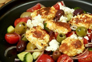 Salată cu legume și chifteluțe din ouă fierte - Rețeta ușoară și gustoasă