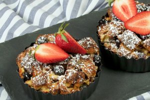 Budincă de cozonac cu afine și căpșuni - Rețeta unui desert savuros și ușor