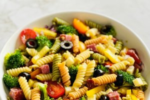 Salata italiana de paste cu rosii, masline si broccoli - Reteta simpla si delicioasa