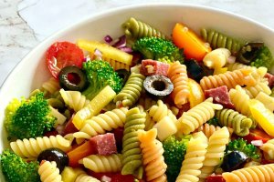 Salata italiana de paste cu rosii, masline si broccoli - Reteta simpla si delicioasa