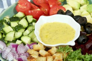 Salată cu dressing de muștar, rețeta rapidă și gustoasă