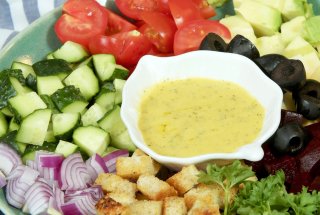 Salată cu dressing de muștar, rețeta rapidă și gustoasă