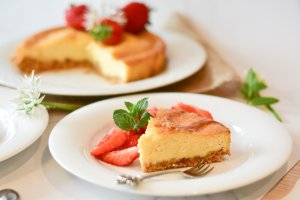 Reteta simpla si delicioasa de cheesecake cu vanilie si capsuni