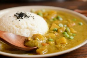 Curry vegetarian reteta cu morcovi, mazare si cartofi