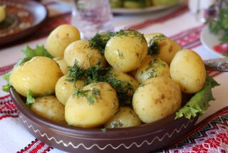 Cartofi noi cu unt si marar - Reteta ucrainiana pentru o garnitura simpla si gustoasa