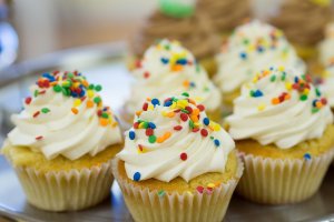 Cupcakes cu vanilie si confetti - Reteta perfecta pe gustul copiilor
