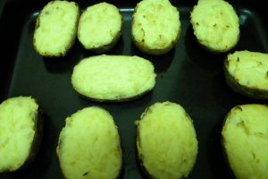 Pulpe de pui la grill cu cartofi copti.