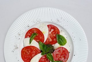 Salata Caprese reteta de salata delicioasa si racoritoare din bucataria italiana