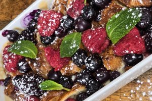 Budincă de croissante cu fructe de pădure
