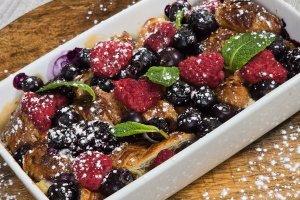Budincă de croissante cu fructe de pădure