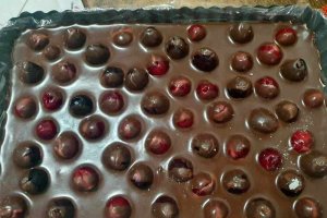Tarta cu ciocolata, visine si cirese - Un desert delicios cu fructe