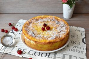 Tort cu visine, iaurt si bezea - Desert elegant si delicios