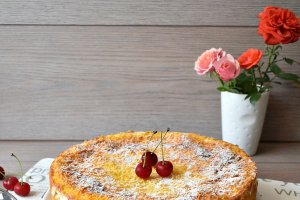 Tort cu visine, iaurt si bezea - Desert elegant si delicios