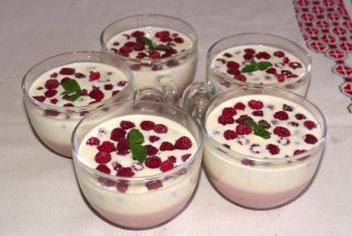 Panna Cotta cu zmeura  - Deliciu fin si cremos