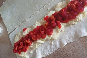 Strudel cu budinca de vanilie si visine - Reteta rapida cu foietaj