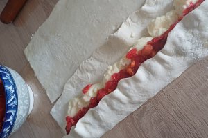 Strudel cu budinca de vanilie si visine - Reteta rapida cu foietaj