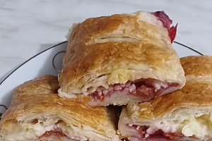 Strudel cu budinca de vanilie si visine - Reteta rapida cu foietaj