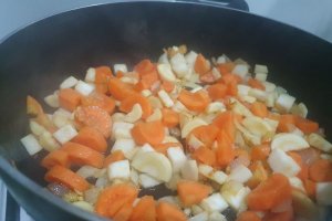 Mancarica de cartofi, cu costita afumata si legume - Reteta simpla la tigaie