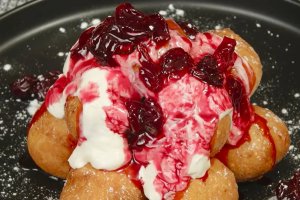 Papanași cu dulceață de vișine - Rețeta delicioasă pentru un desert savuros