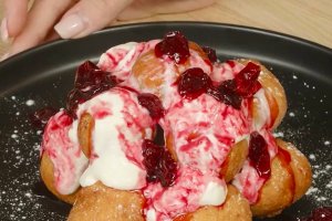 Papanași cu dulceață de vișine - Rețeta delicioasă pentru un desert savuros